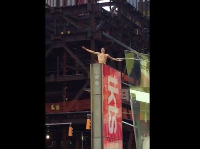 Naked man screams about Donald Trump in Times Square