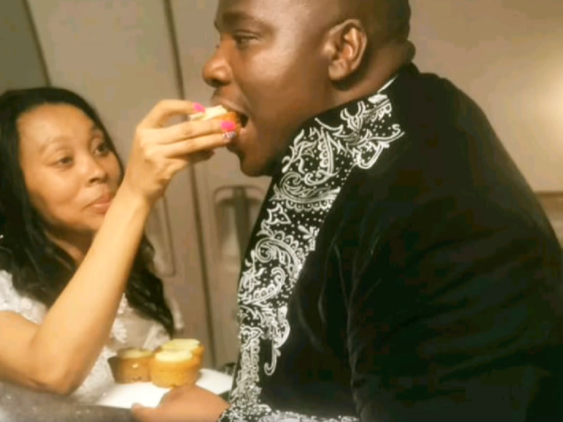 newly weds on flight eating cake