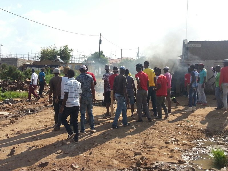 Olievenhoutbosch crowd protesters