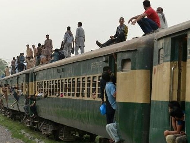 Pakistan-train-derails-afp