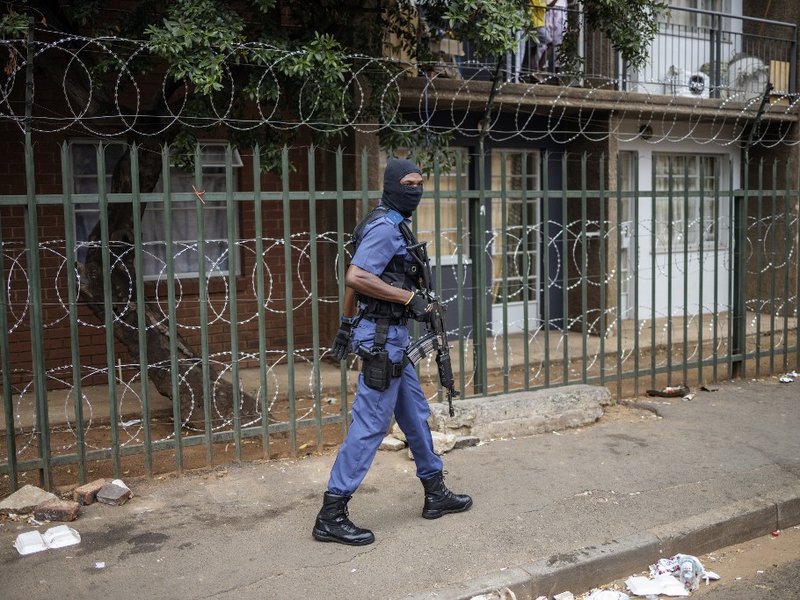 saps_joburg_lockdown_armed_police.jpg