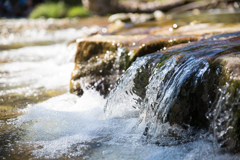 Schoolboy crosses river on his hands