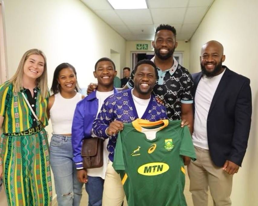 Siya Kolisi gives comedian Kevin Hart a Springbok jersey on the opening night of his tour.