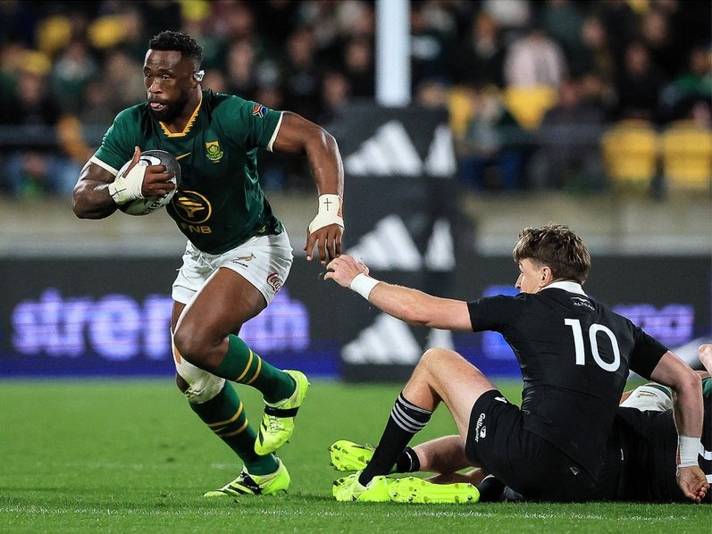 Springbok captain Siya Kolisi running with the ball against All Blacks