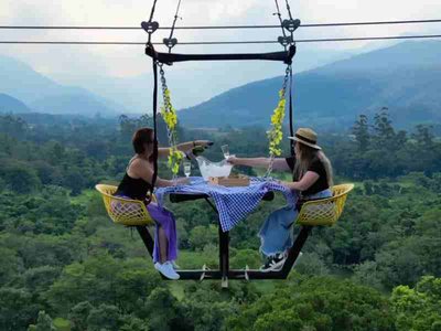 VIDEO: Dare to dine at a table in the sky?