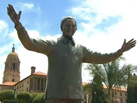 statue unveiled.jpg