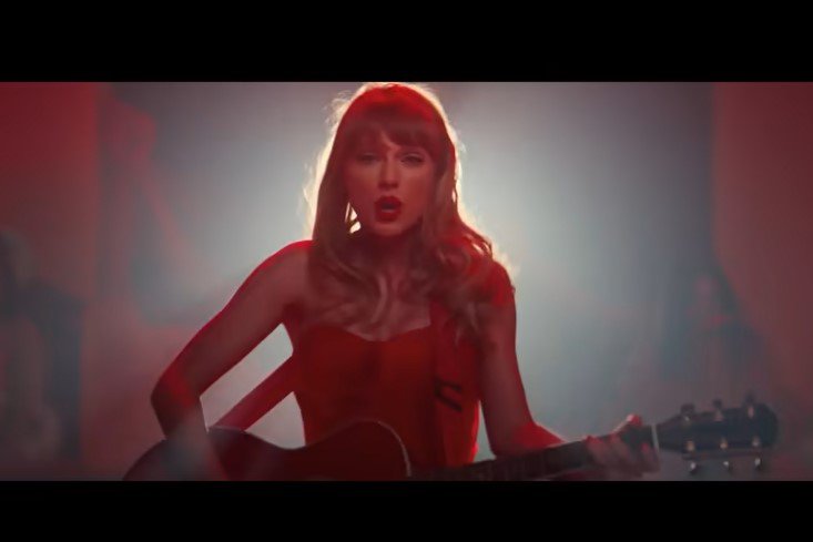 Taylor Swift in the video for I Bet You Think About Me (Taylor's Version)