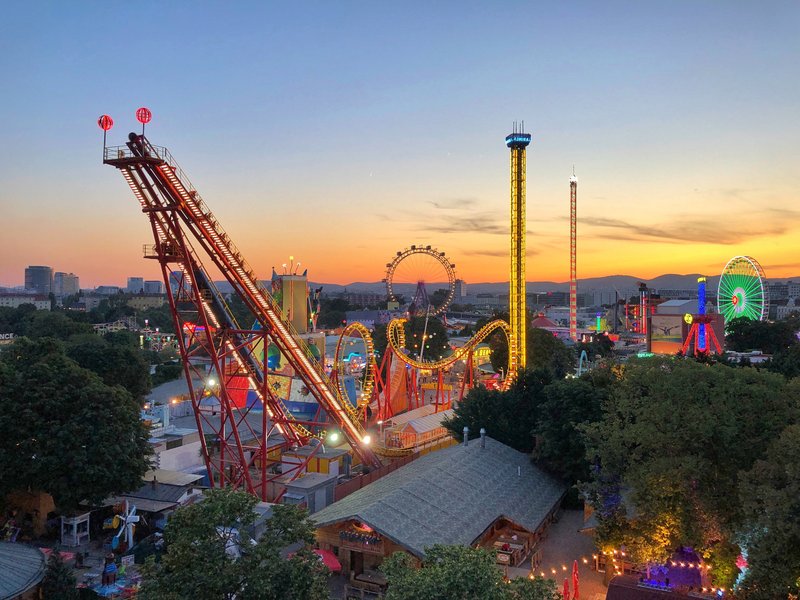 Amusement park "drop tower" malfunctioning and sending its riders into a free-fall.