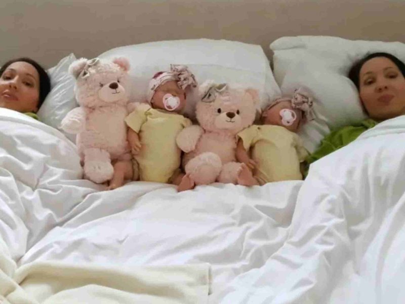 Identical twins get pregnant at the same time with the man
