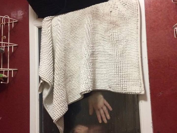 woman stuck in the widow while on date